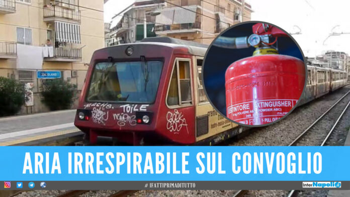 Vergogna sulla Circumvesuviana, ragazzi avvelenano i vagoni con la polvere dell'estintore