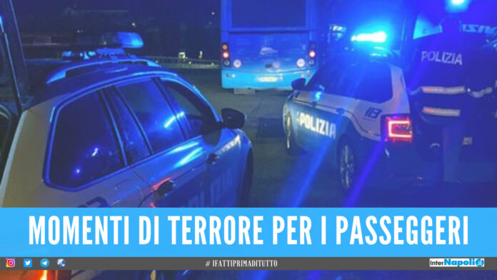 Tragedia sfiorata in Campania, lanciano sasso dal cavalcavia e sfondano il parabrezza del bus