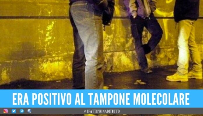 Sorpreso con gli amici in piazza a Qualiano, il 21enne era positivo al covid