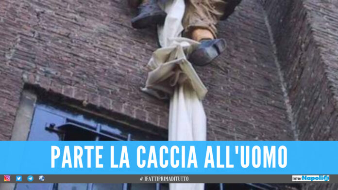 Evasione da film nel carcere in Italia, sega le sbarre e si cala con un lenzuolo per fuggire
