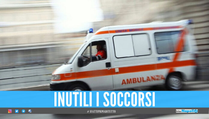 Incidente mortale nel Napoletano, Catello travolto e ucciso da un'auto mentre guida lo scooter