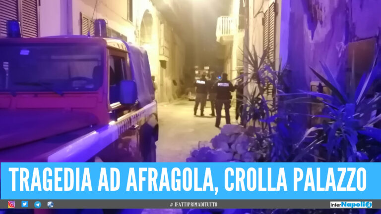 Tragedia ad Afragola, crolla palazzo: si scava tra le macerie. Le testimonianze: “Un boato poi il crollo, vivi per miracolo”