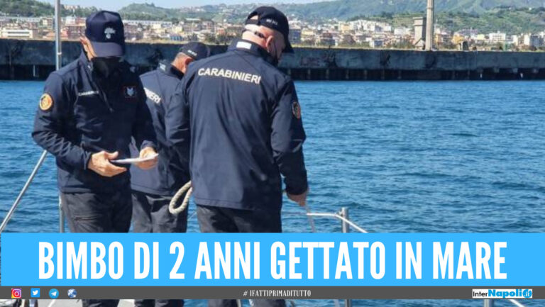 Bimbo di 2 anni gettato in mare