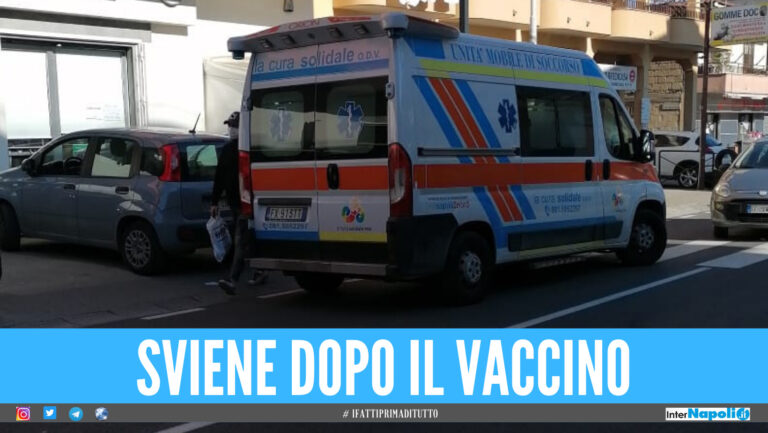 Paura a Giugliano, sviene dopo la terza dose di vaccino: ambulanza sul posto