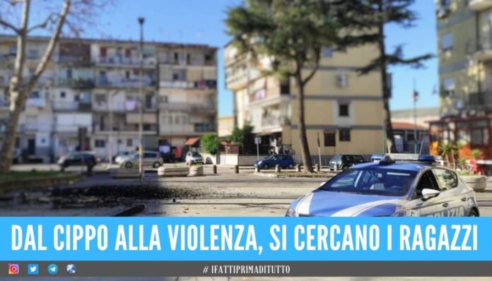 Follia al Rione Villa nella notte del 'fucarazzo', sassaiola contro la polizia