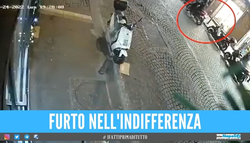Moto rubata in 30 secondi a Napoli, il video del furto fa il giro dei social