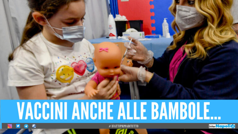 Napoli. Vaccini alle bambole per convincere i bimbi: “Così facciamo passare la paura”