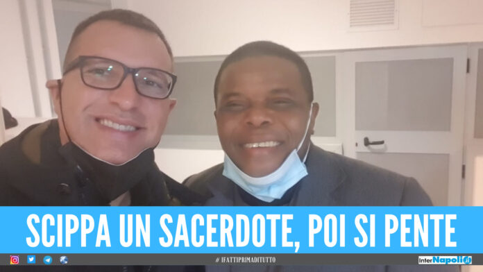 Scippa un sacerdote, poi si pente