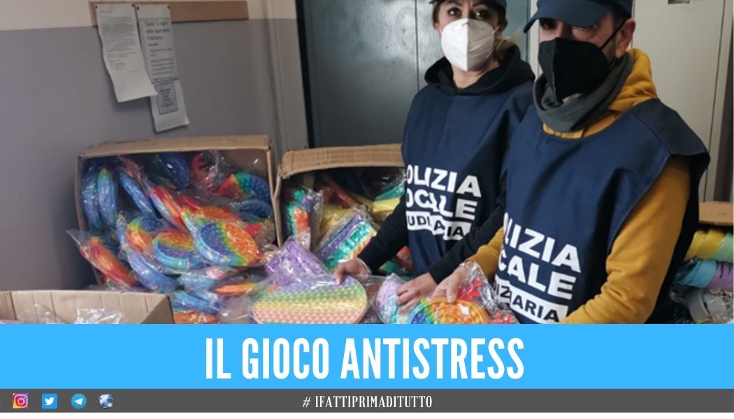 Sequestrati 1000 Pop-it pericolosi, blitz degli agenti nei negozi a Napoli