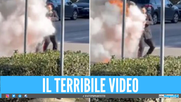 Si dà fuoco davanti alla caserma dei Carabinieri, trasferito d'urgenza a Napoli il video choc