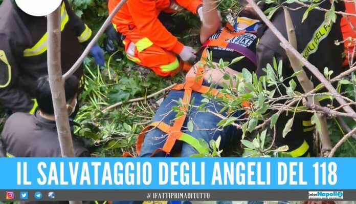 Si lancia nel vuoto per togliersi la vita, salvato dal 118 a Napoli