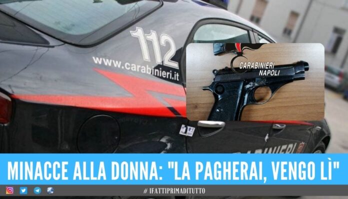 Si presenta a casa dell'ex armato di Beretta, arrestato in provincia di Napoli