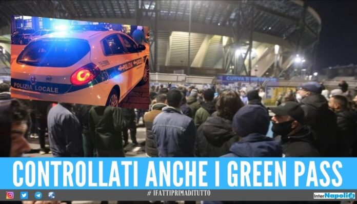 Sosta selvaggia fuori lo stadio Maradona, raffica di multe e auto sequestrate