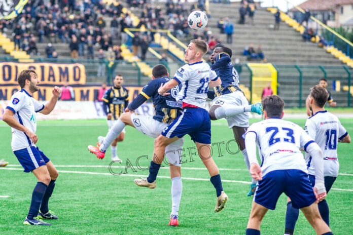 Il Giugliano stende il Carbonia con i gol di Cerone e Ferrari: ora è a più 10 dalla Torres