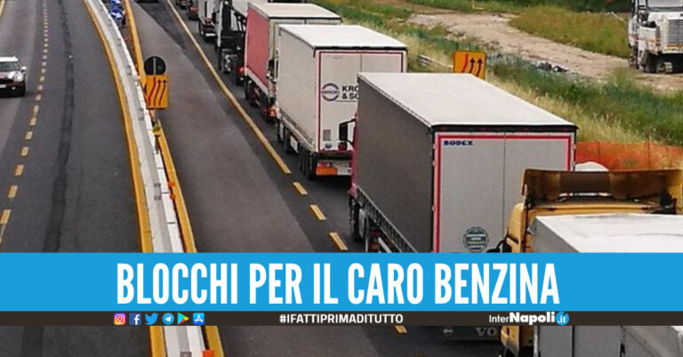 Caro benzina, blocchi anche nel Casertano e Napoletano: traffico in tilt