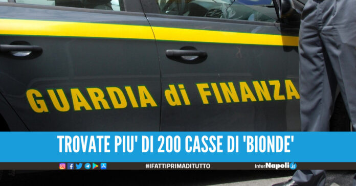 Colpo al contrabbando di sigarette a Napoli, sequestrate 2 tonnellate di 'bionde' dopo la scoperta