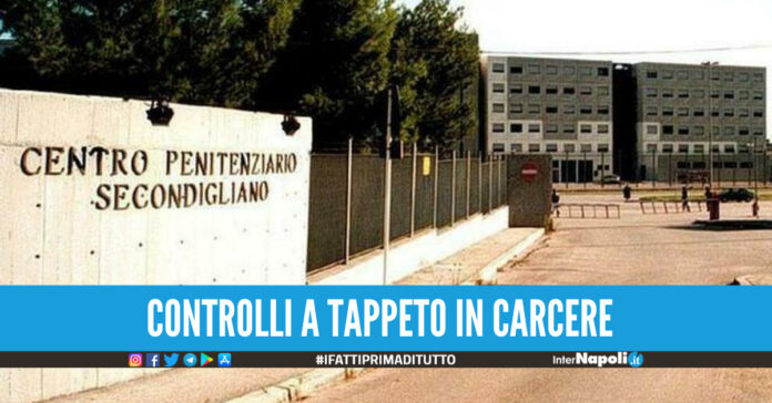Raffica di controlli nel carcere di Secondigliano, sequestrati 60 telefoni e droga