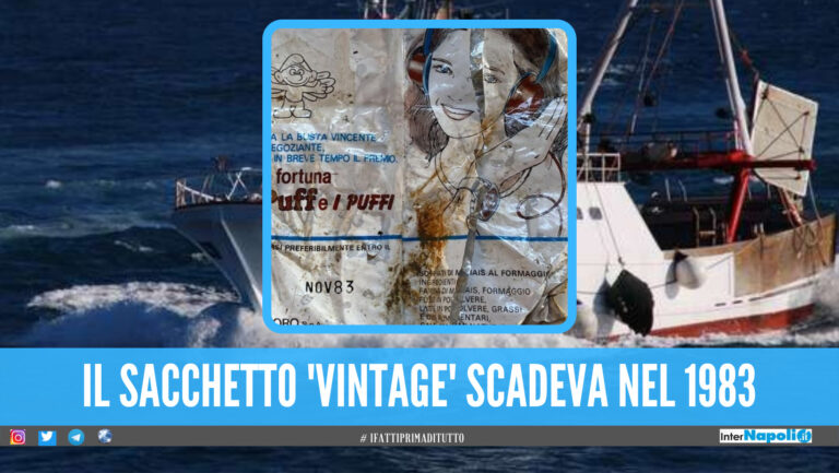 Busta di patatine pescata dopo 40 anni nel Golfo di Napoli: “Così muore il nostro mare”