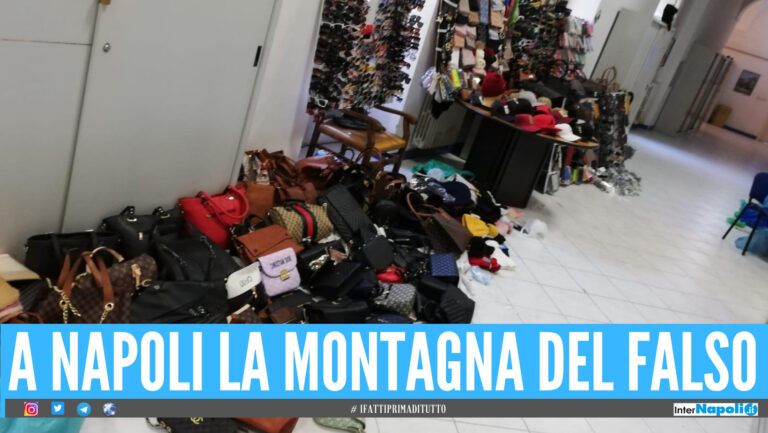 Al centro di Napoli la ‘base’ del pezzotto: sotto chiave oltre mille borse, cover, cinture e portafogli