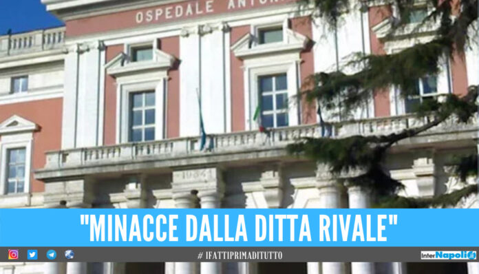 Panico all'ospedale Cardarelli, minacce ai medici e ambulanza danneggiata: 