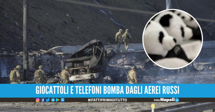 Guerra in Ucraina, giocattoli e telefoni bomba dagli aerei russi. L'allarme di Kiev: 