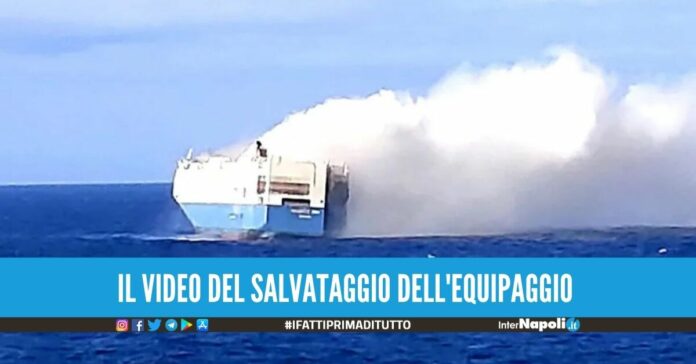 Nave prende fuoco in mare, trasportava 1100 Porsche e 189 Bentley