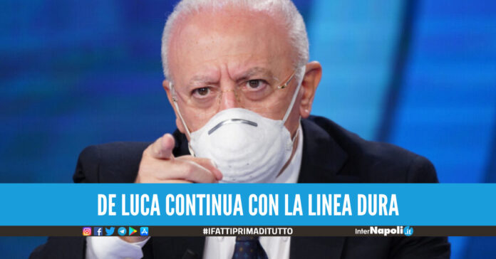 Covid in Campania, meno contagi ma De Luca non allenta la presa: «Mascherine in zona bianca»