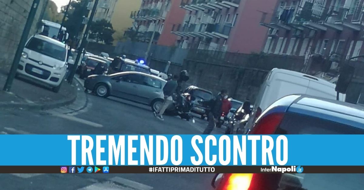 Spaventoso incidente a Napoli, scontro tra auto e moto: traffico in tilt