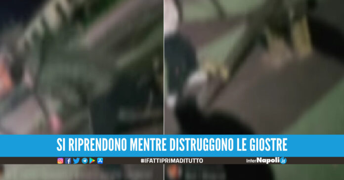 Vergogna a Sant'Antimo, ragazzi distruggono giostre per bambini a calci [Video]