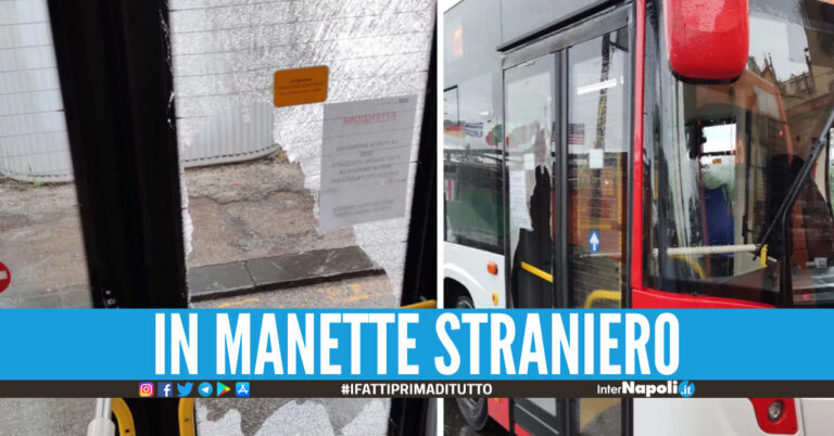 Paura a Napoli, distrugge autobus e minaccia i passeggeri