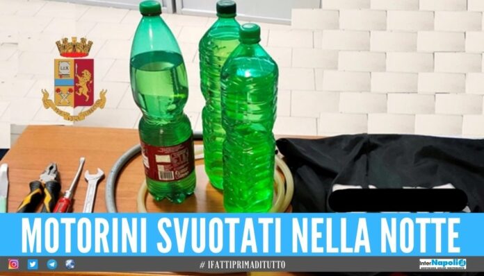 Ruba la benzina dagli scooter in sosta a Napoli, beccato con i tubi e bottiglie