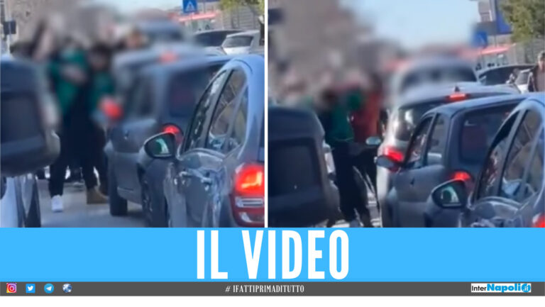 Maxi rissa fuori il Liceo De Carlo a Giugliano, calci e pugni tra ragazzini nel traffico