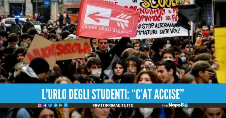 Napoli. Studenti si coprono di vernice per protesta contro l’alternanza scuola-lavoro