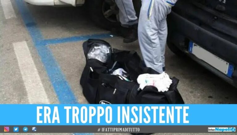 Venditore di calzini denunciato a Napoli, spaventava e infastidiva i passanti