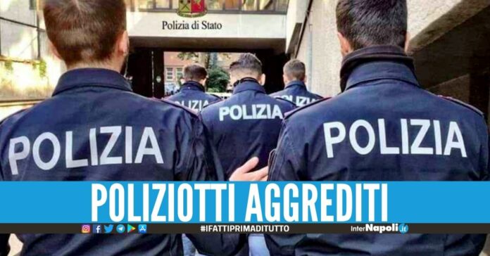 Violenza nel quartiere di Napoli, agenti di polizia colpiti con calci e pugni