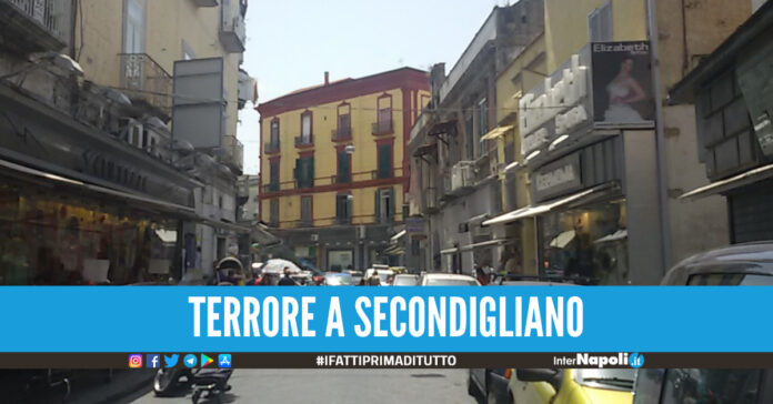 mercatino di via Dante a Secondigliano.