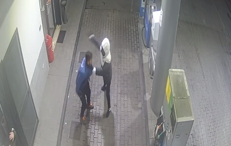 Rapina al distributore a Giugliano, benzinaio picchiato e incasso rubato [Video]