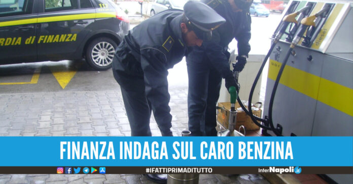 Caro carburante, blitz della Finanza in vari distributori a Napoli e provincia