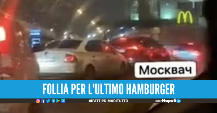 McDonald's chiude in Russia, coda chilometrica di auto per l'ultimo hamburger [Video]