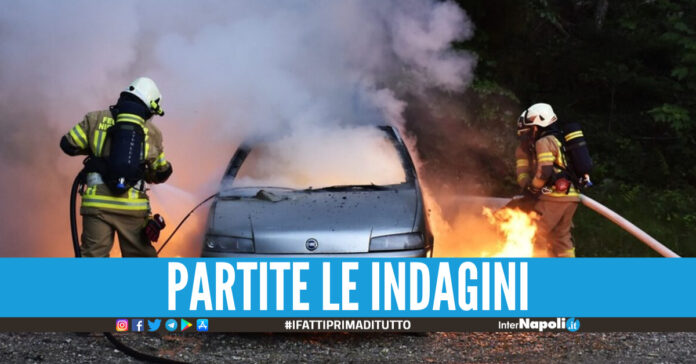 Dramma ad Acerra, cadavere carbonizzato trovato in un'auto incendiata: è giallo