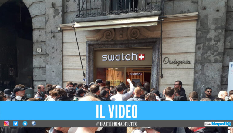 Napoli, fila assurda per comprare uno Swatch: scoppia rissa che finisce nel sangue