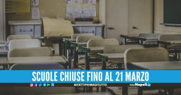 Troppi casi Covid tra alunni e docenti, il sindaco chiude le scuole nell'Agro Aversano