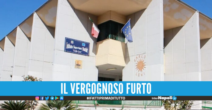 Furto nella scuola 'Carlo Levi' di Marano, rubati tutti i computer degli studenti