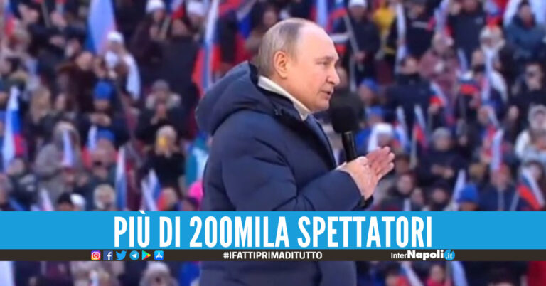 Putin si mostra al mondo: discorso nello stadio stracolmo, ma è giallo sull’interruzione della diretta