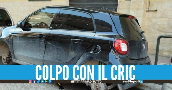 Ladri scatenati a Marano, 'cannibali' rubano le ruote della Smart