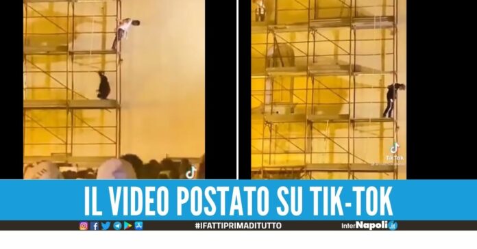 Follia nella movida di Napoli, ragazzini si arrampicano sulle impalcature