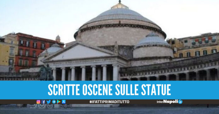 Vergogna a Napoli, vandalizzate con scritte oscene le statue a piazza Garibaldi