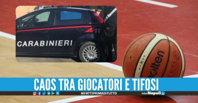 Rissa durante la partita di basket, scontro tra giocatori e tifosi nel Napoletano