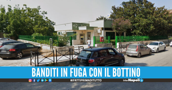 Colpo alle Poste nel Casertano, direttore e dipendente presi in ostaggio: banditi via con 60mila euro