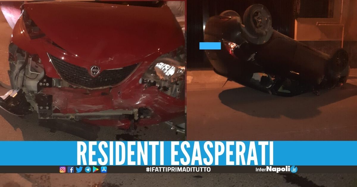 Incidente al solito 'incrocio' a Mugnano, auto capovolta dopo lo scontro
